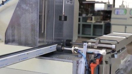 Machine de scie à onglet double pour porte et fenêtre en profilé d'aluminium